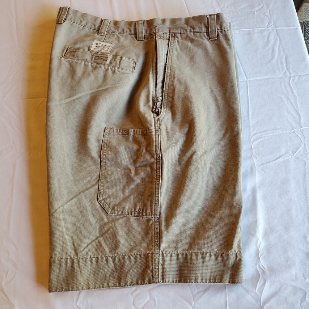 Columbia khaki flat front shorts 10" inseam Men 38